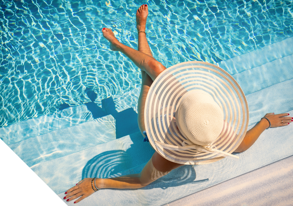 Une femme vue de haut au bord de la piscine