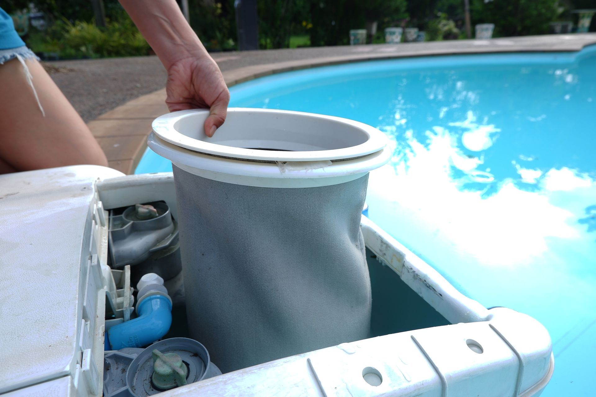 Une personne changeant le filtre de sa piscine 