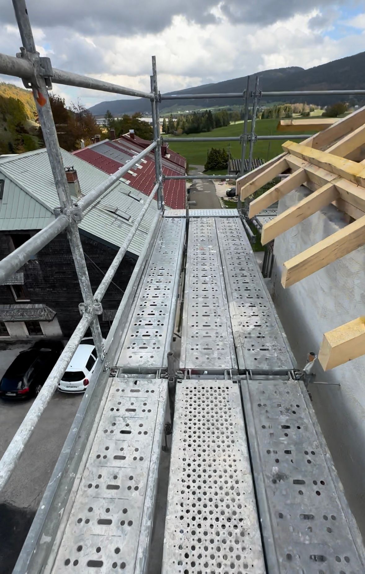 Échafaudage au niveau d’une charpente