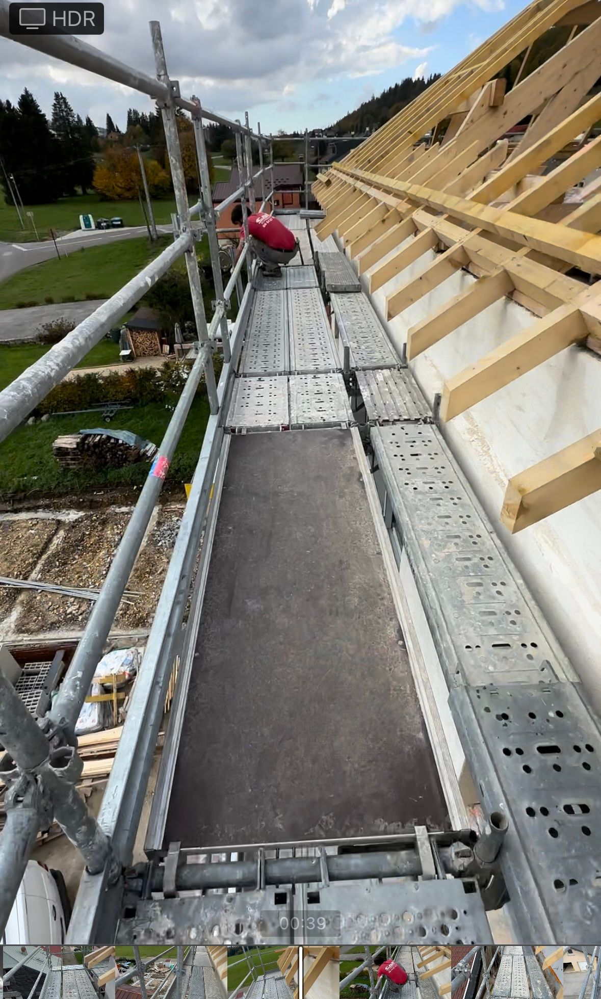 Partie d’échafaudage au niveau d’une charpente