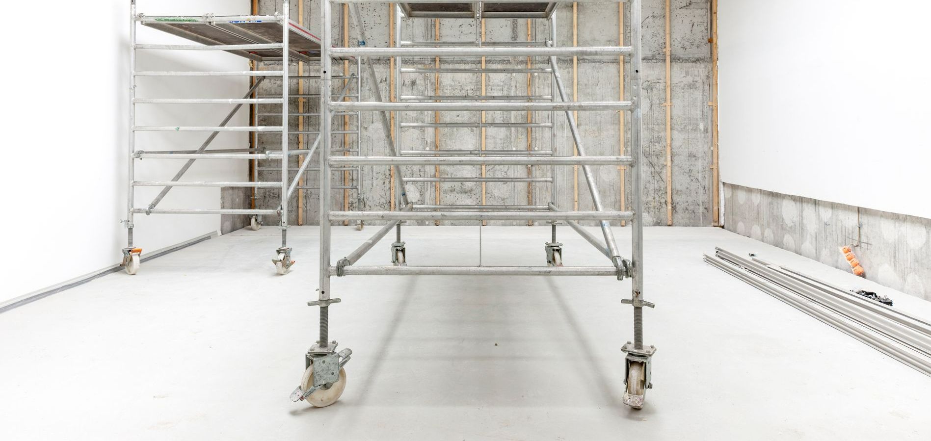 Un échafaudage roulant