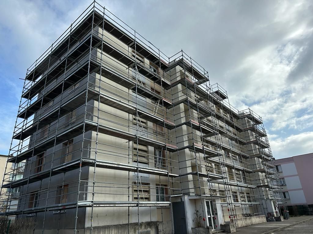 Un échafaudage fixe