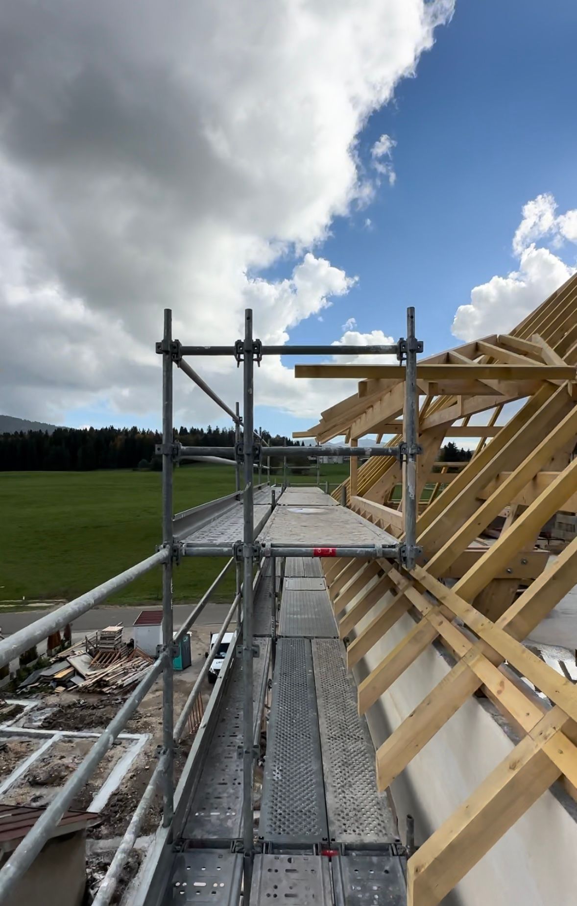 Double échafaudage au niveau de charpente