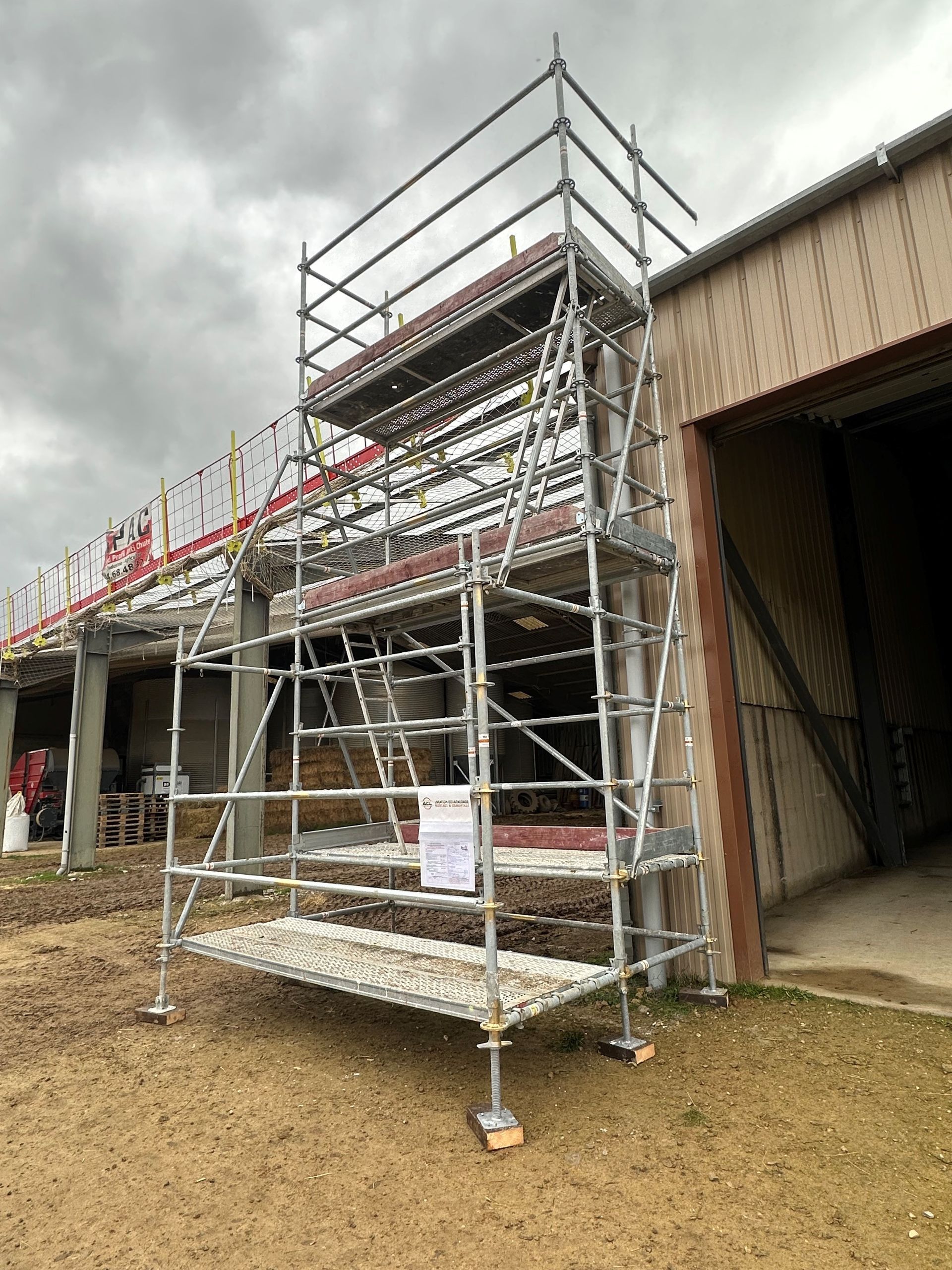 Échafaudage le long d'un bâtiment agricole