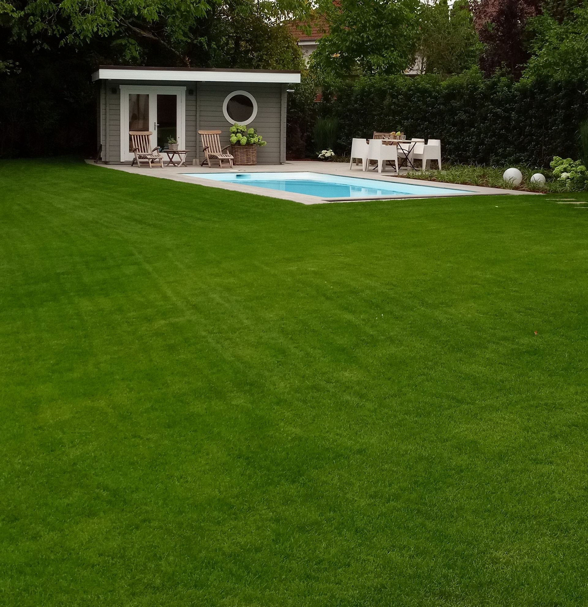 Bild von Garten mit gepflegtem Rasen.