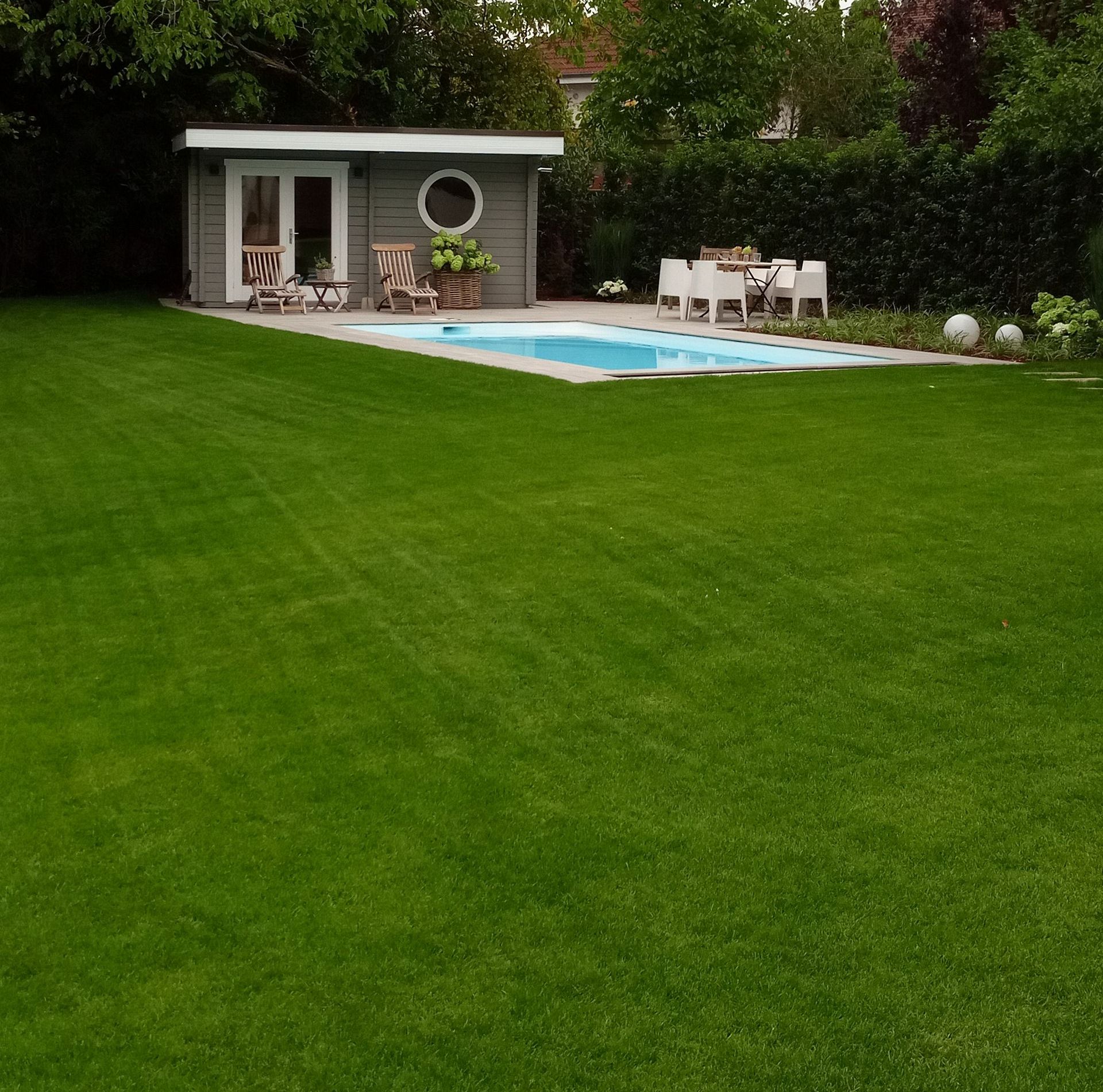 Bild von Garten mit gepflegtem Rasen.