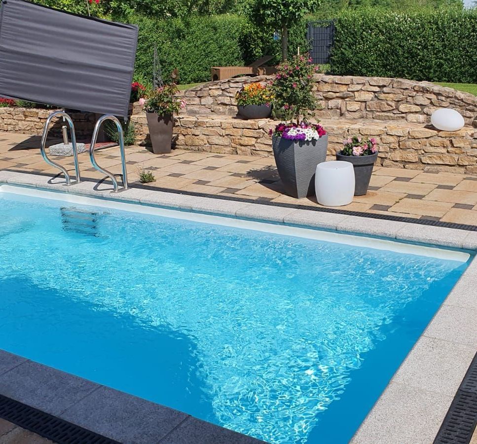 Ein Schwimmbecken mit einer Treppe, die ins Wasser führt.