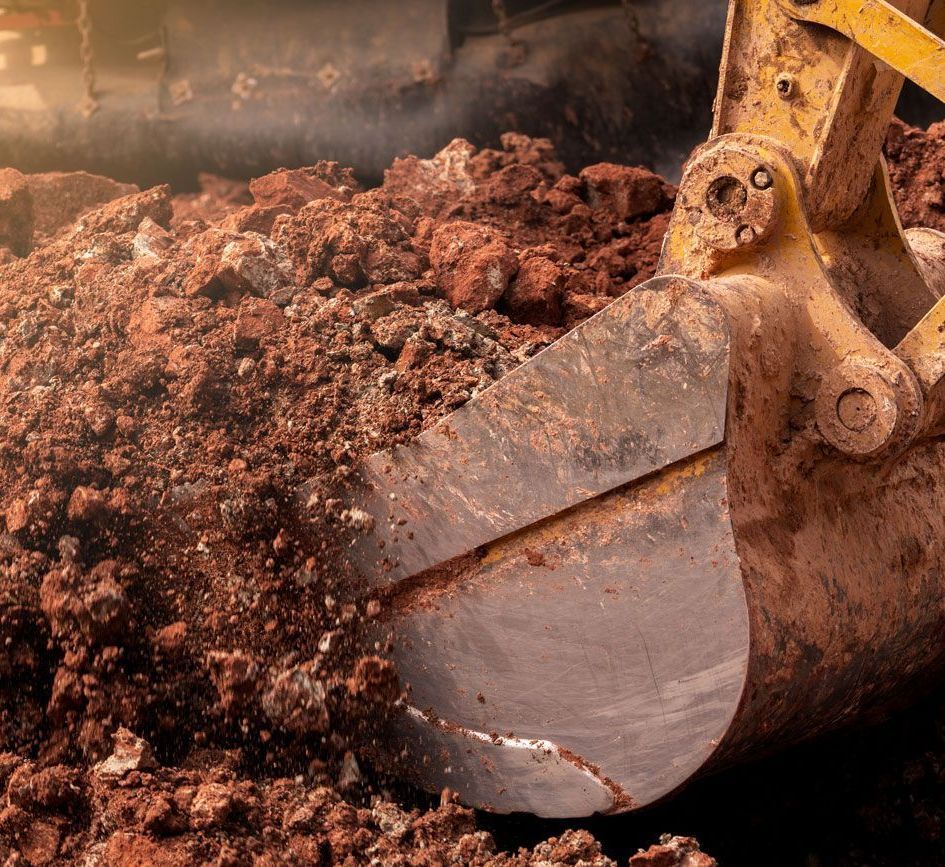 Ein Bagger schaufelt Erde.