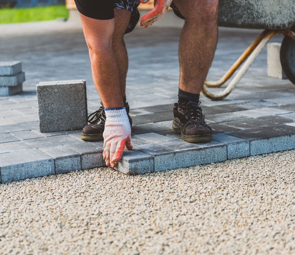 Ein Bagger gräbt ein Loch in den Boden.