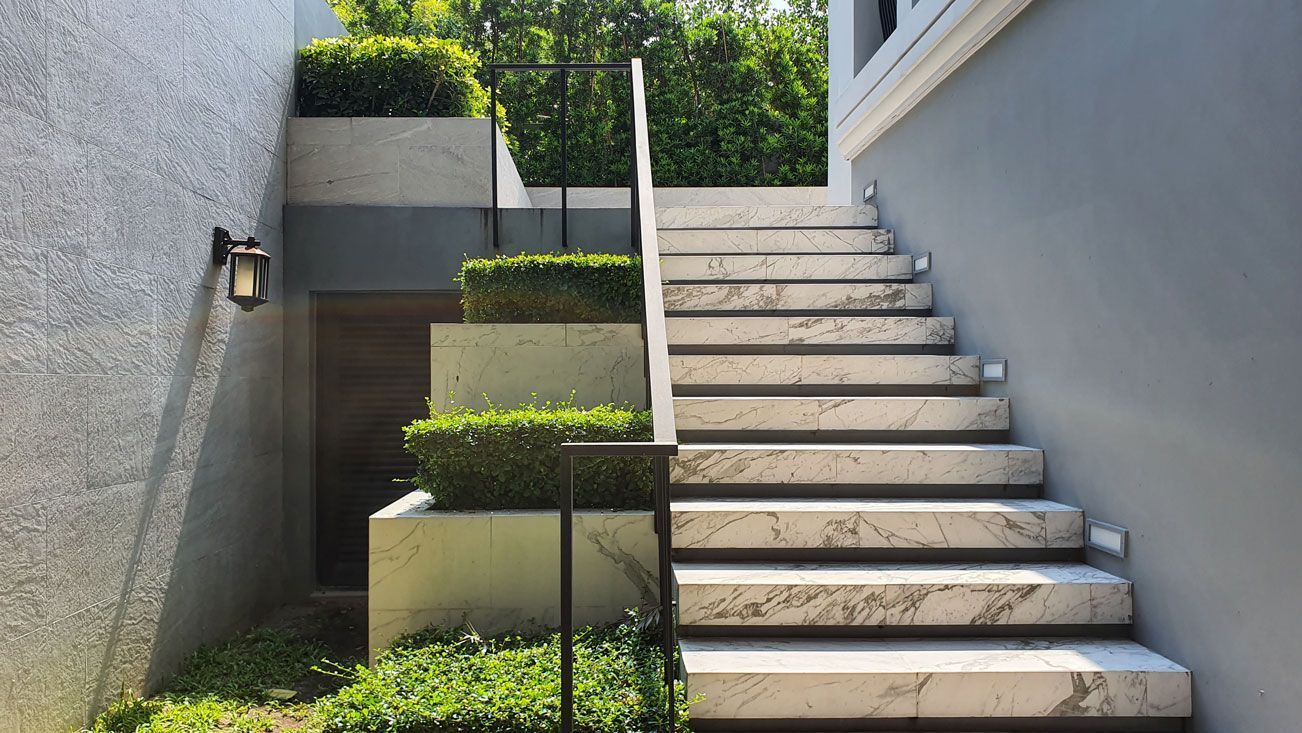 Eine Treppe, die zu einem Gebäude hinaufführt.