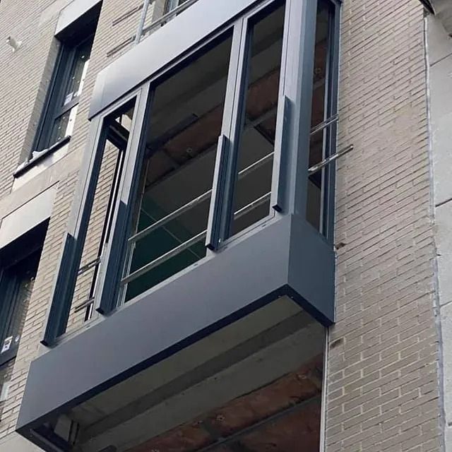 Un edificio con un balcón en el lateral.