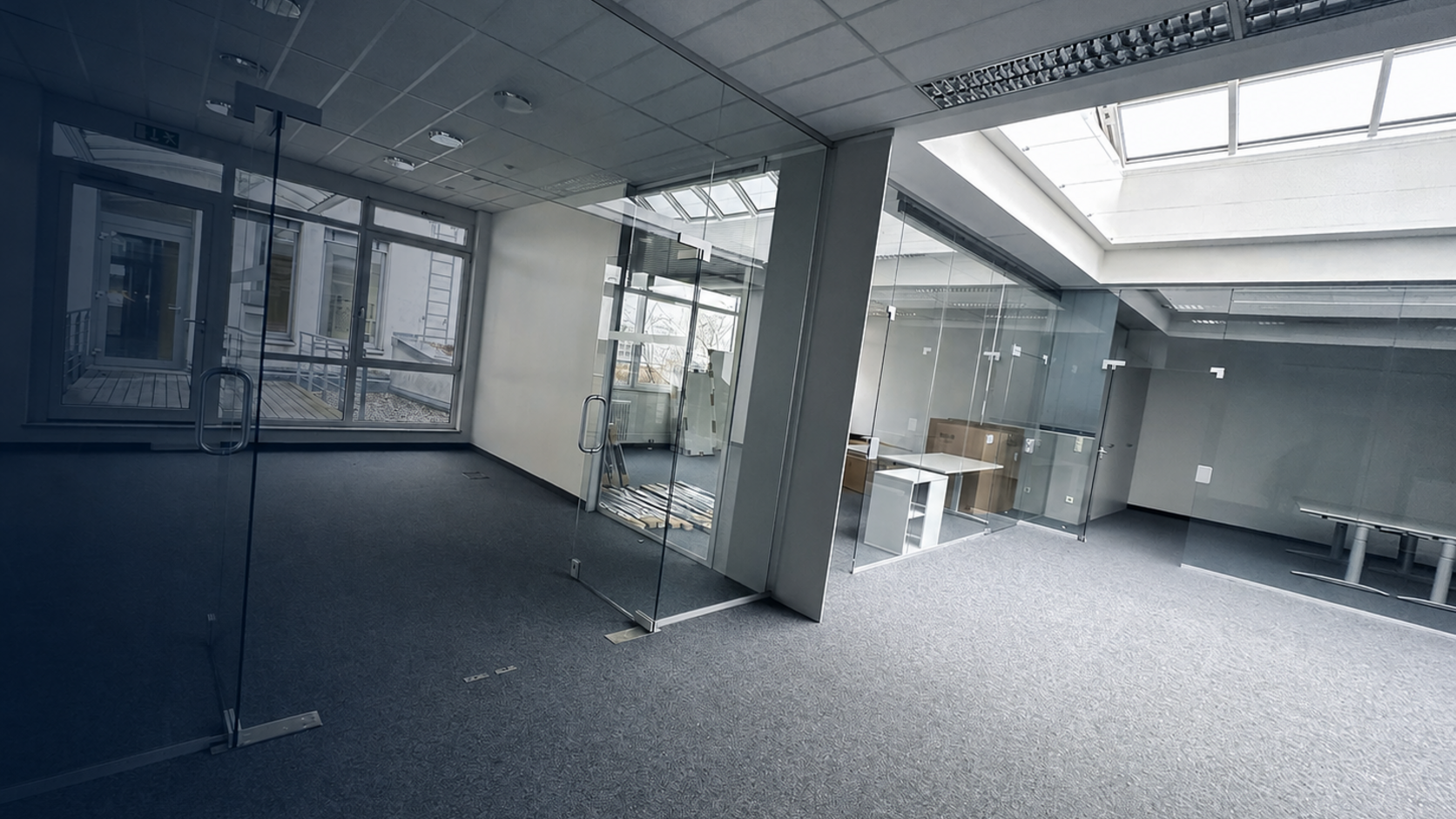 Eine gelbe Bodenreinigungsmaschine in einer glänzenden Lobby mit Marmorböden und Säulen