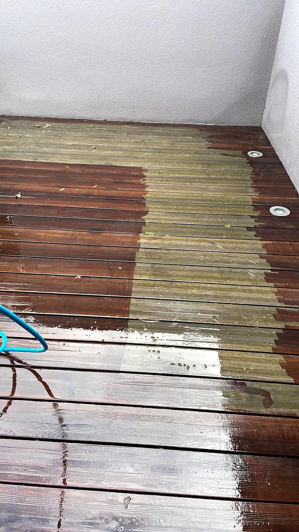 Holzdielenboden im Renovierungszustand, mit Abschnitten in Wandnähe, die braun, grau und grün gefärbt sind.
