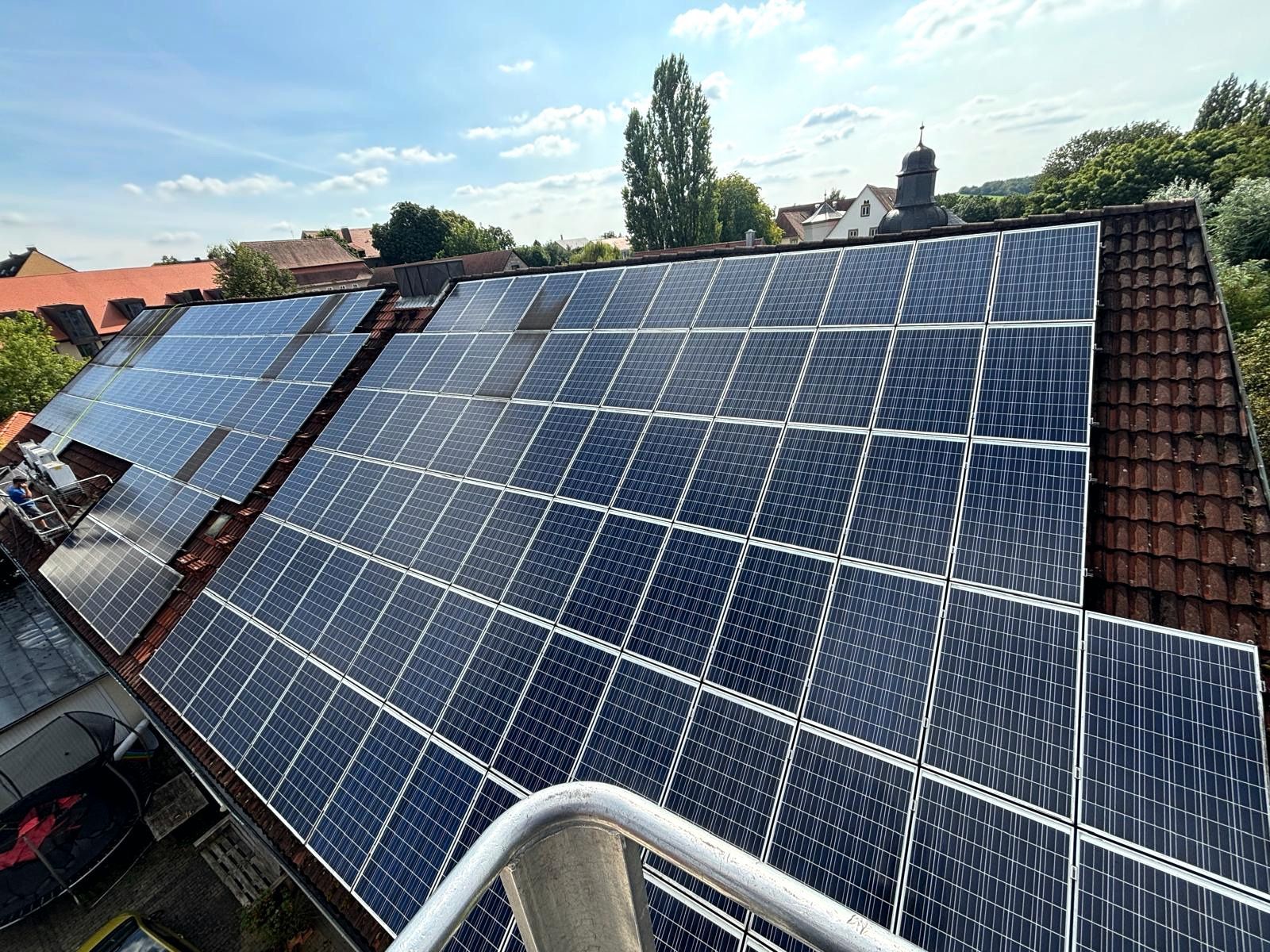 Solarpaneele, die auf einem schrägen Dach unter einem hellen Himmel installiert sind