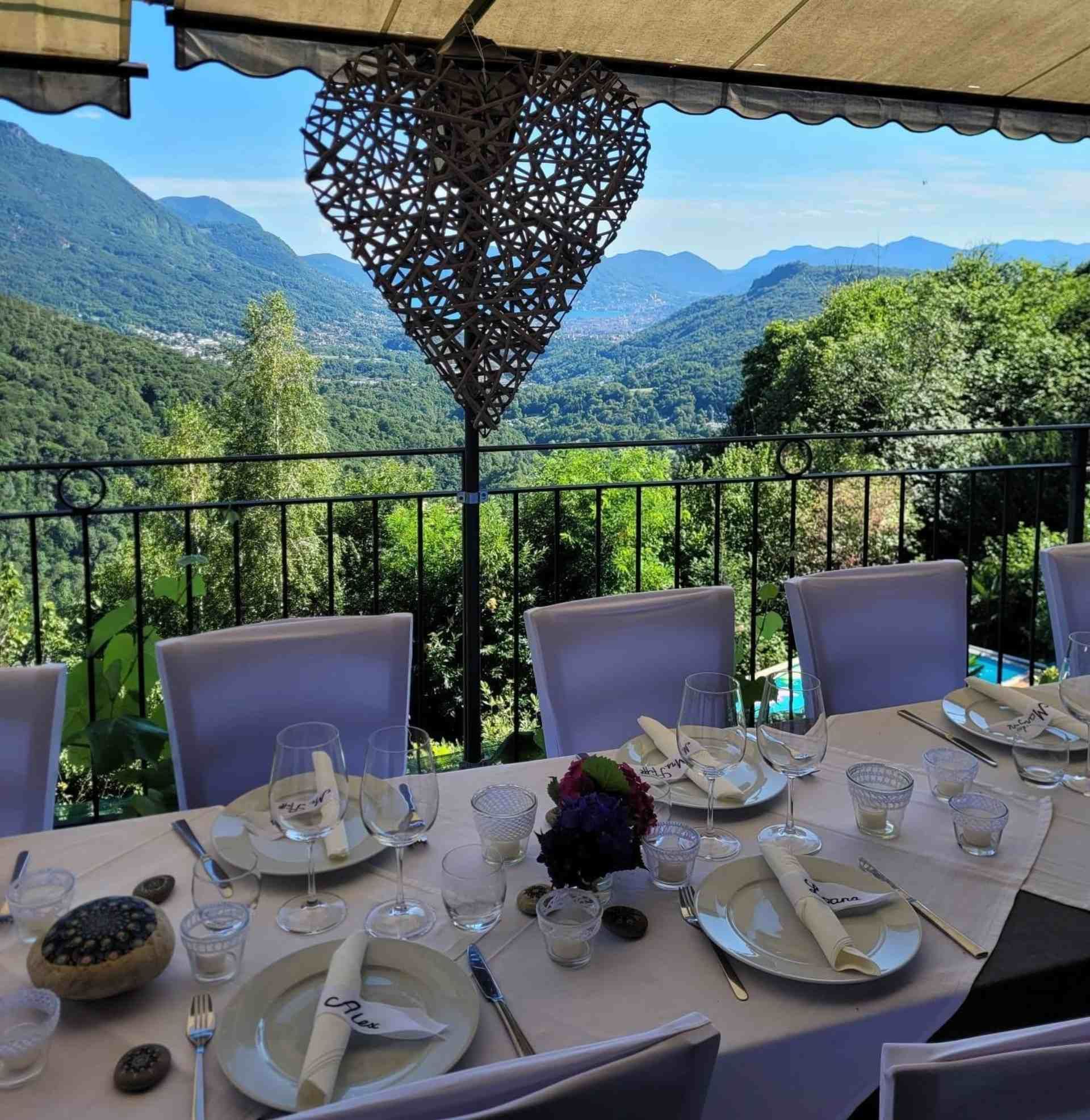 Un tavolo apparecchiato per un pasto con vista sulle montagne sullo sfondo