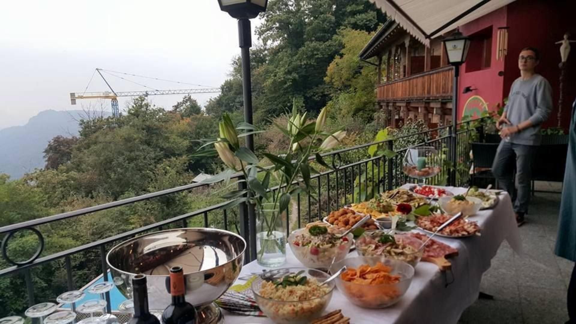Un tavolo con un sacco di cibo sopra su un balcone