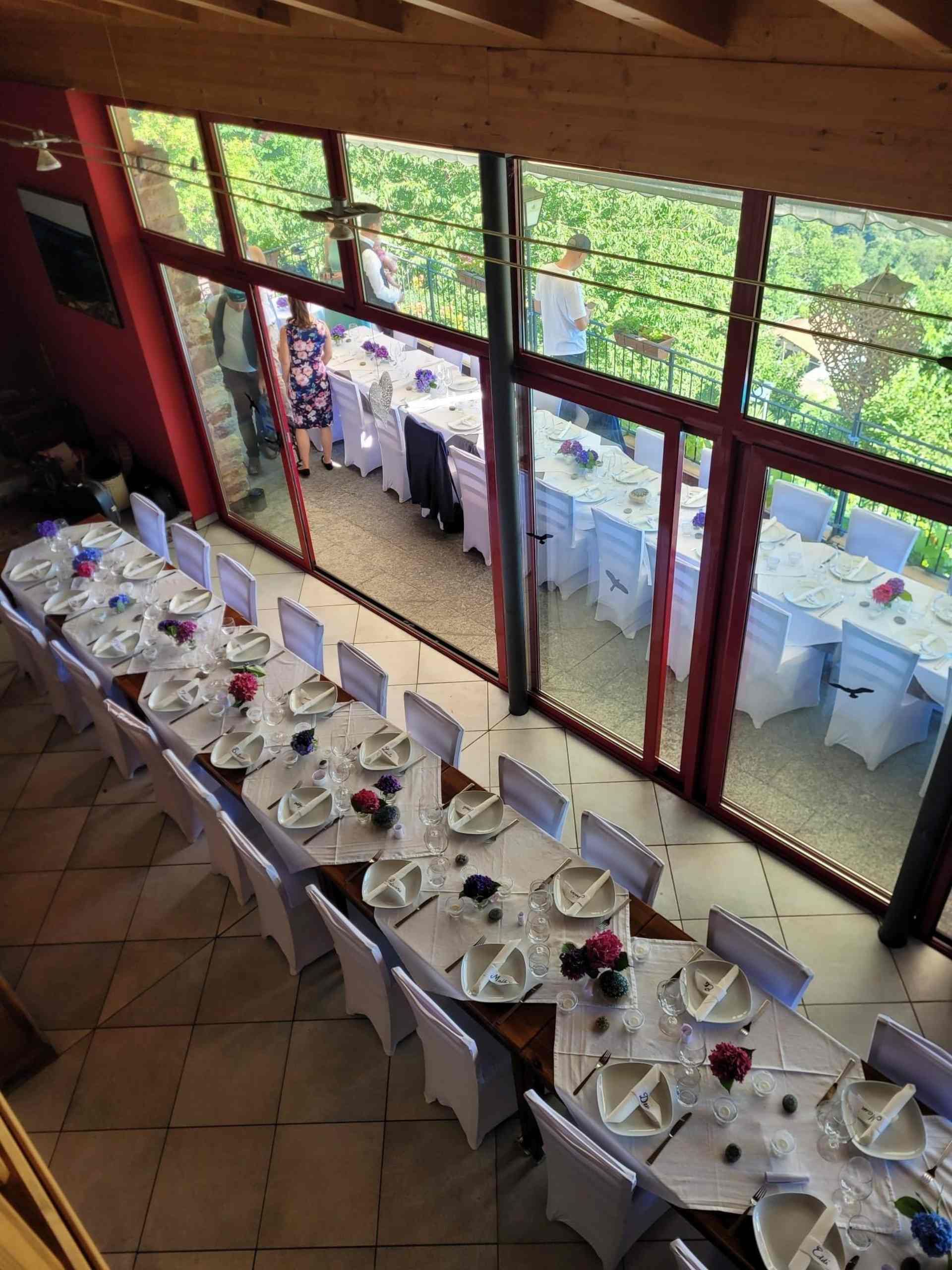 Una vista aerea di un lungo tavolo apparecchiato per un ricevimento di nozze