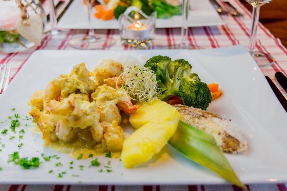 Un piatto di cibo con broccoli e ananas su un tavolo.