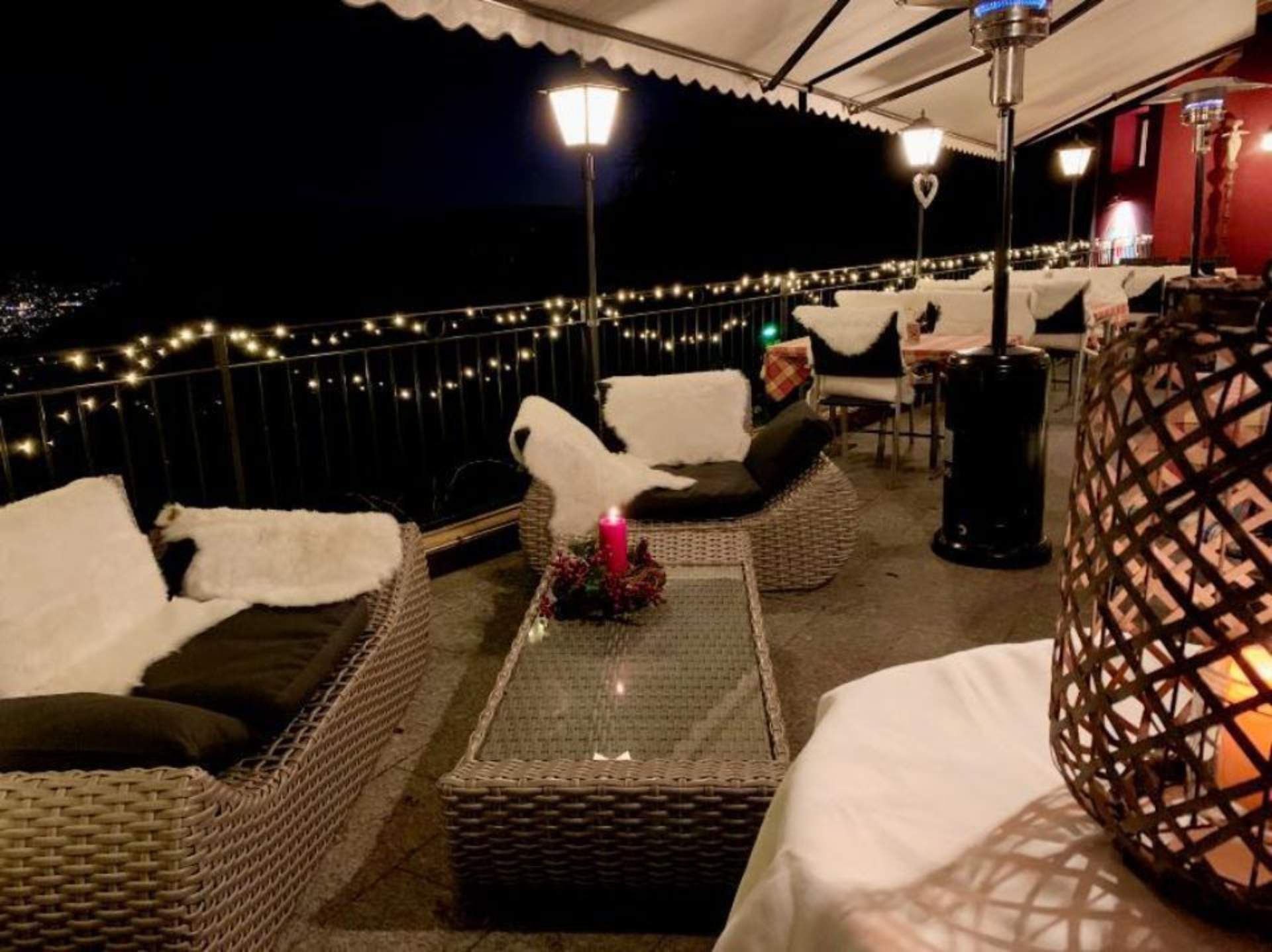 Un lungo tavolo con sopra dei fiori viola