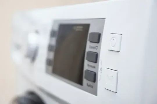Un primer plano de un dispositivo electrónico blanco con botones.