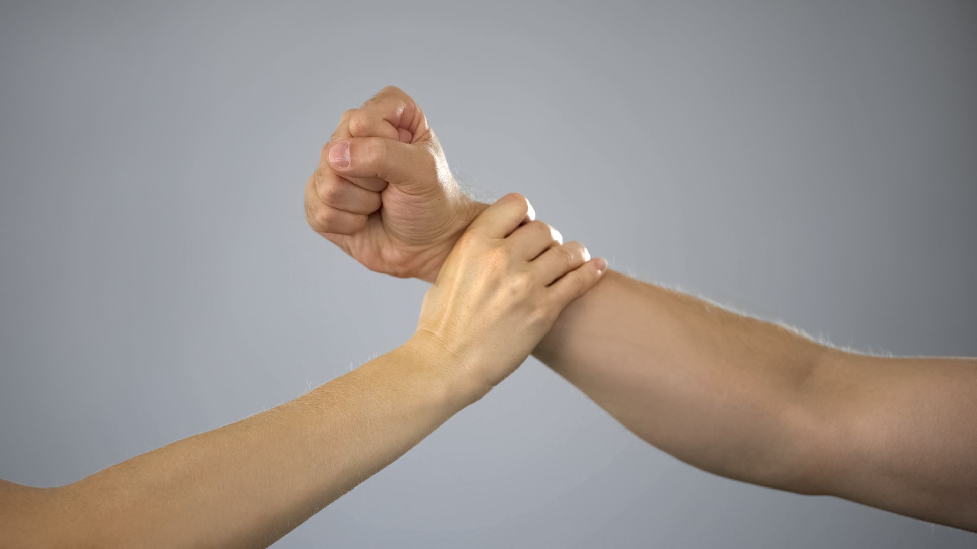 Une main tenant un bras avec le point fermé