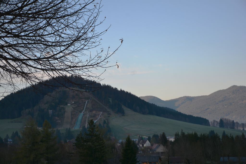 Un village au pied d'une montagne
