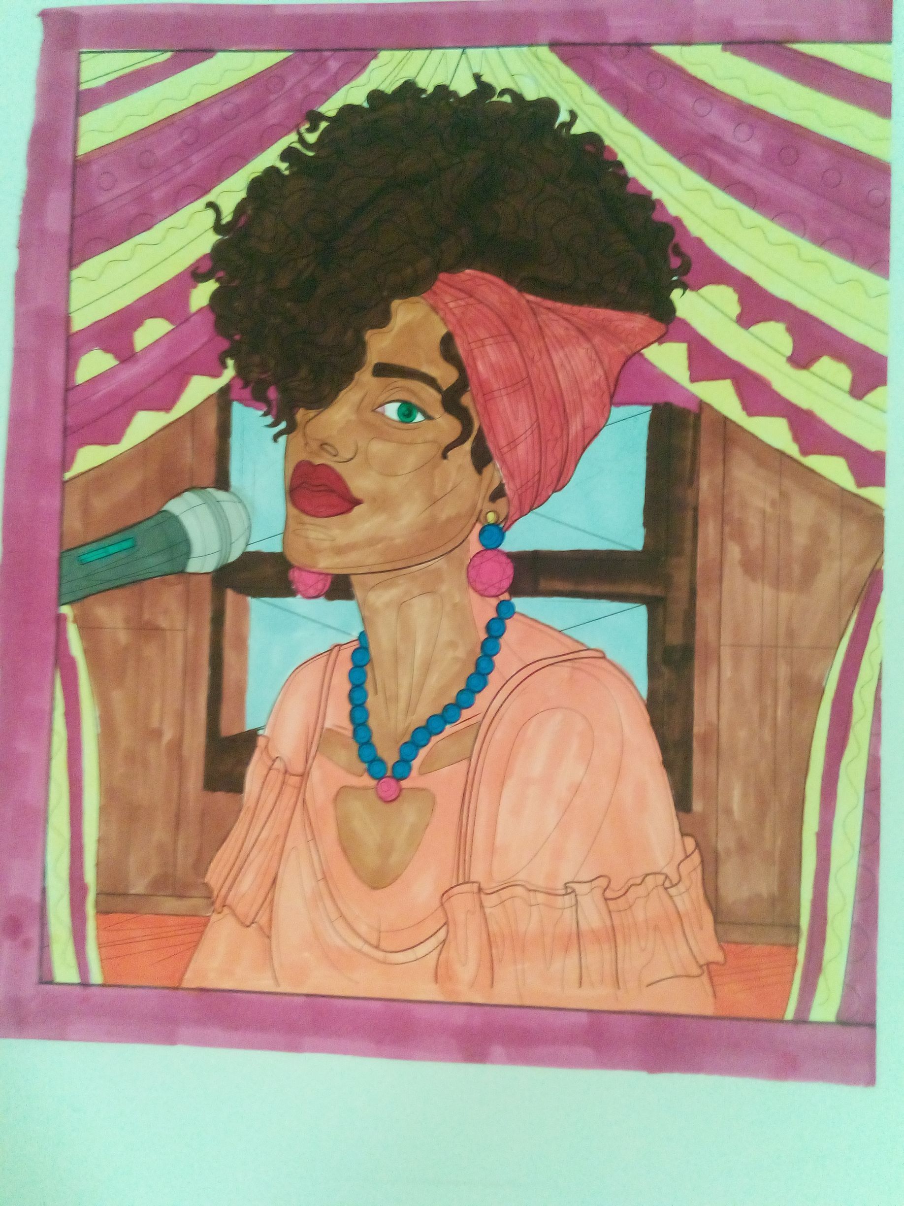 Une chanteuse aux cheveux bouclés et portant un foulard rose se produit sur scène, vêtue d'une robe rose et de bijoux bleus.