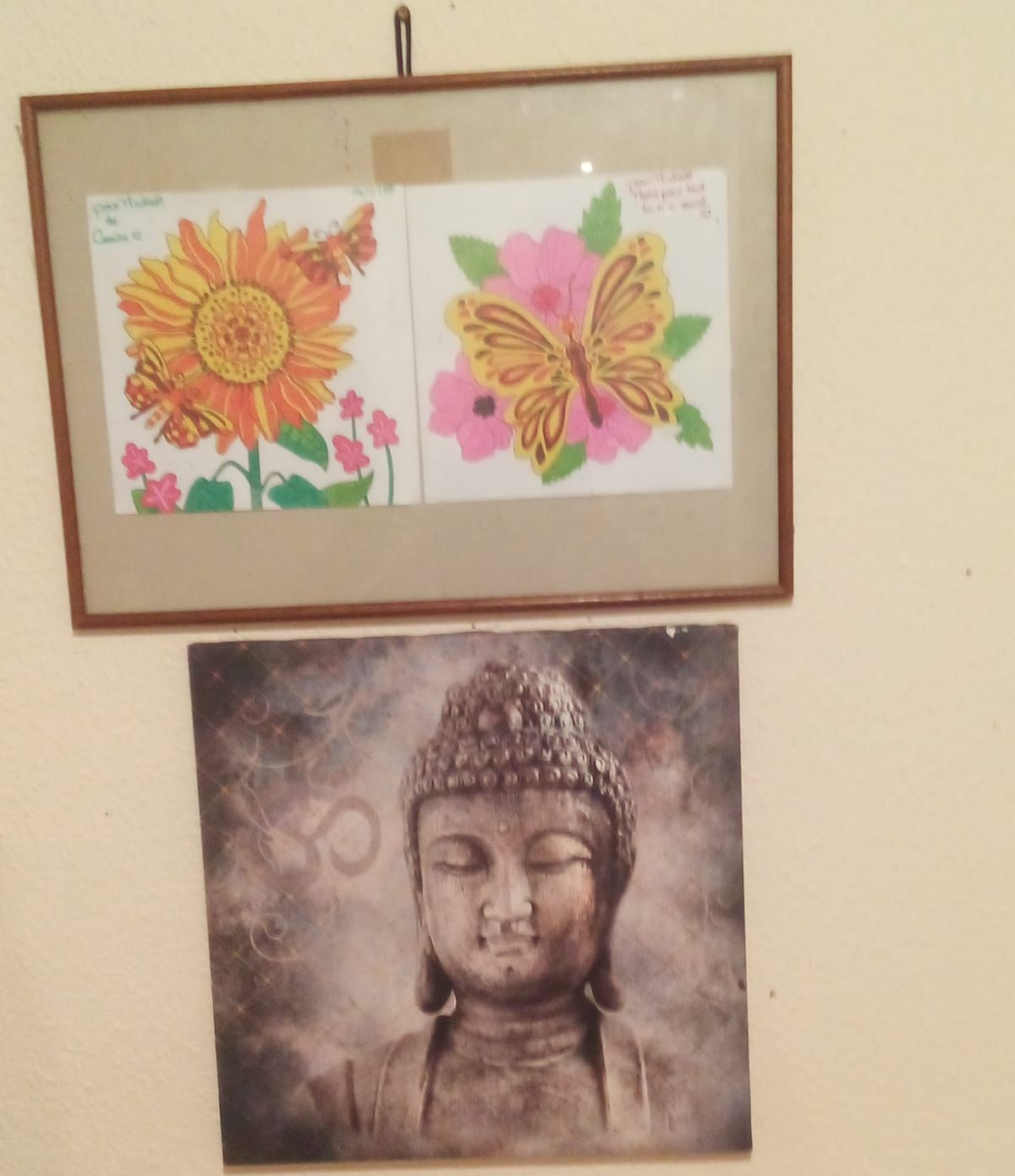 Une femme en photo sur un fond de couleur beige