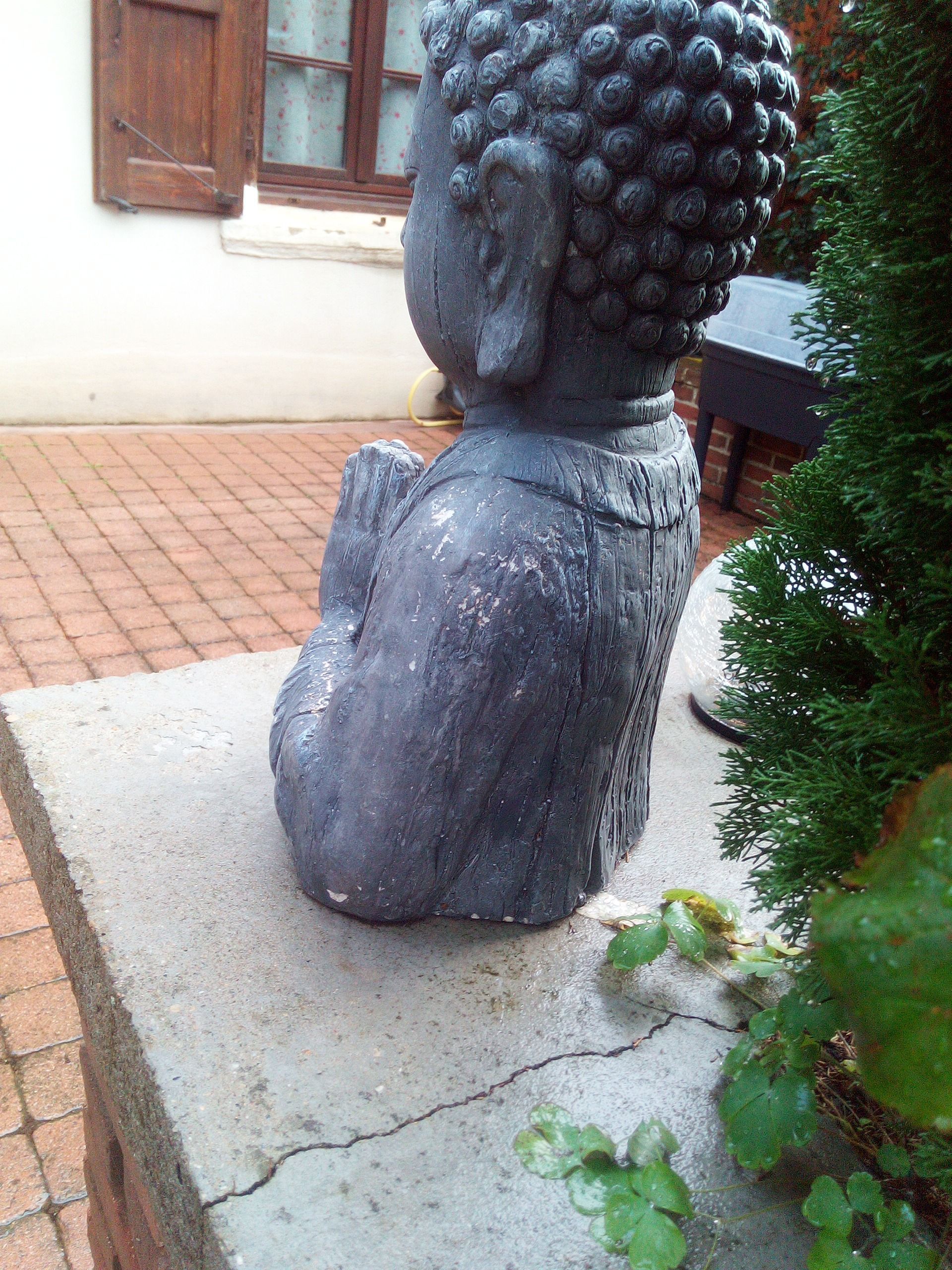 Une statue sur un rebord en pierre