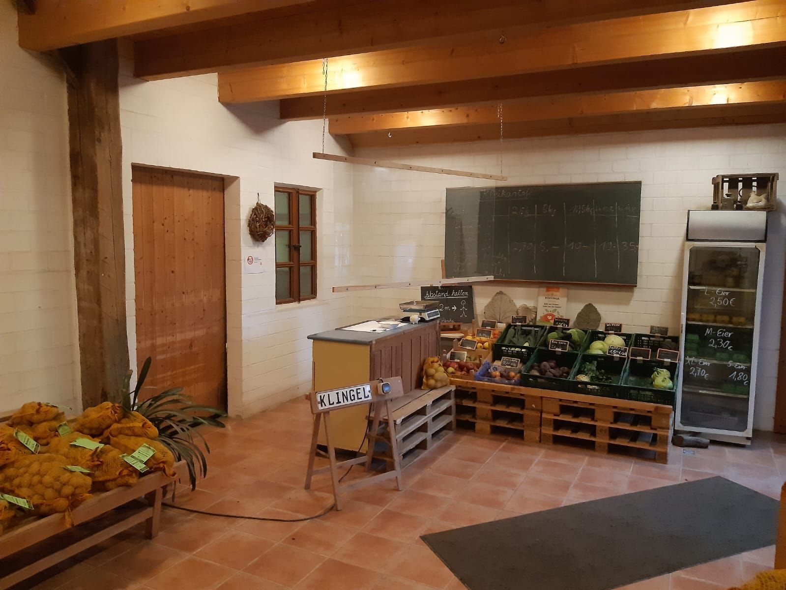 Ein Raum voller Obst und Gemüse.