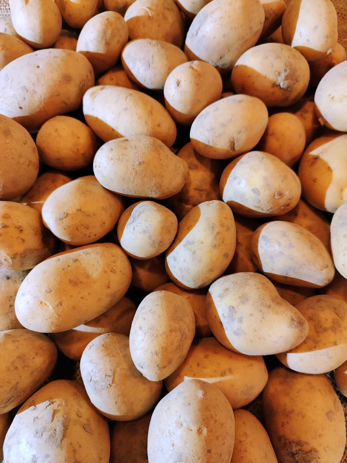 Ein Haufen Kartoffeln liegt auf einem Tisch