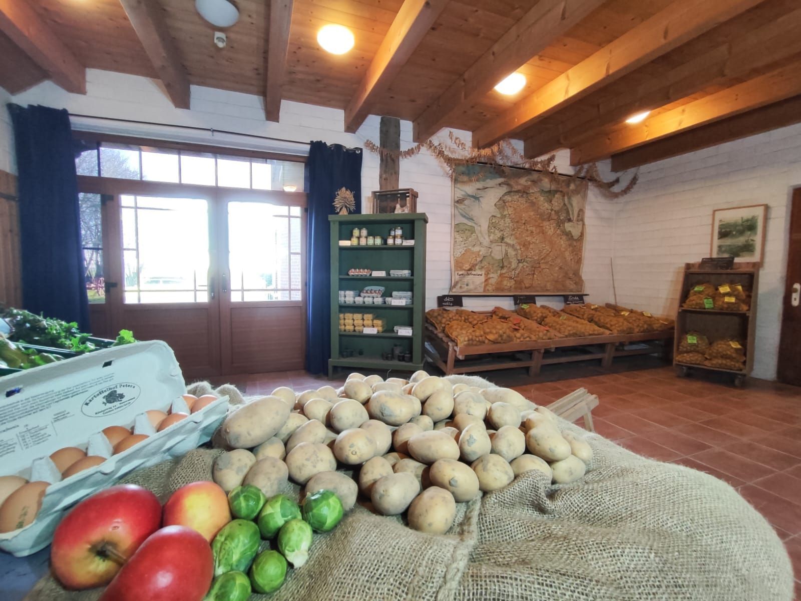 Ein Raum voller Obst und Gemüse, darunter Äpfel und Kartoffeln