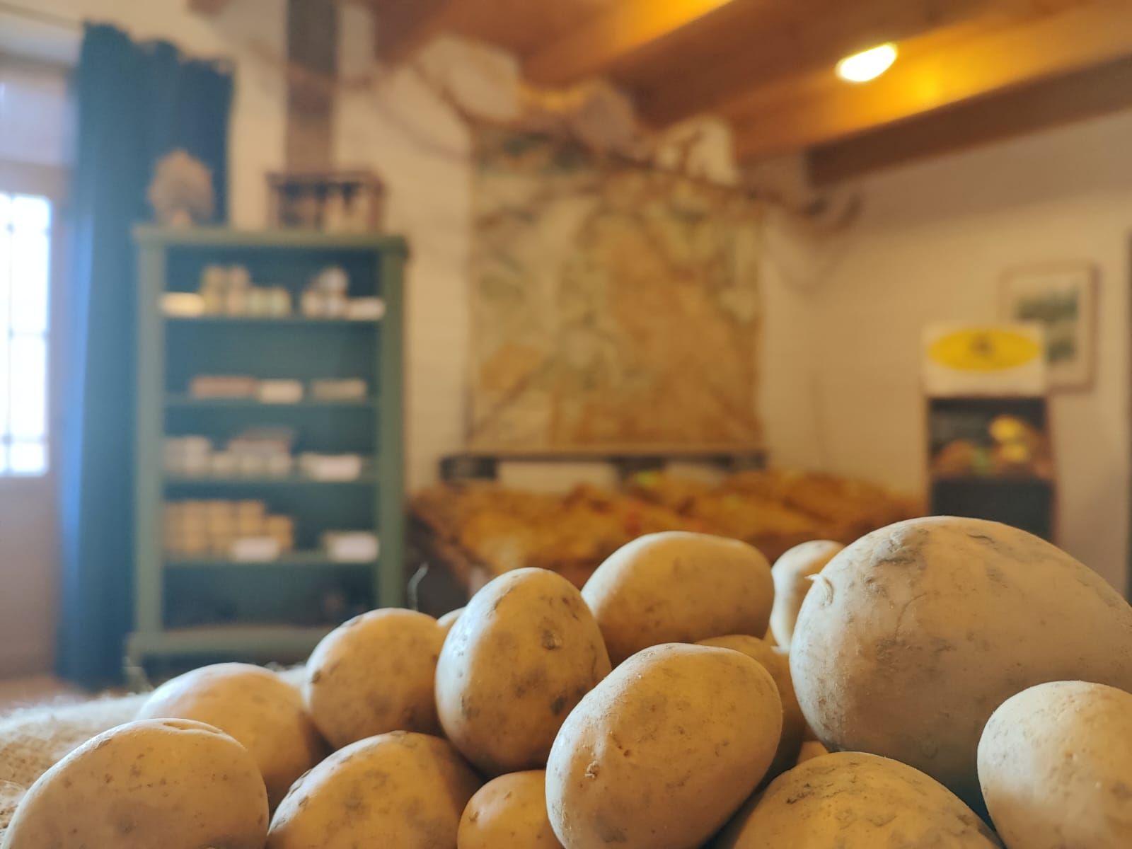 Ein Haufen Kartoffeln in einem Raum mit einem Regal im Hintergrund