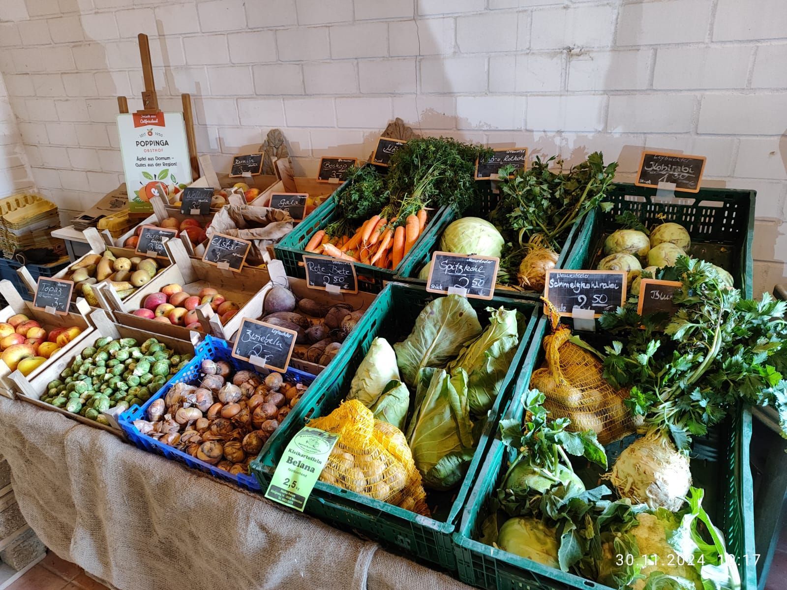 Ein Tisch mit vielen verschiedenen Gemüsesorten.