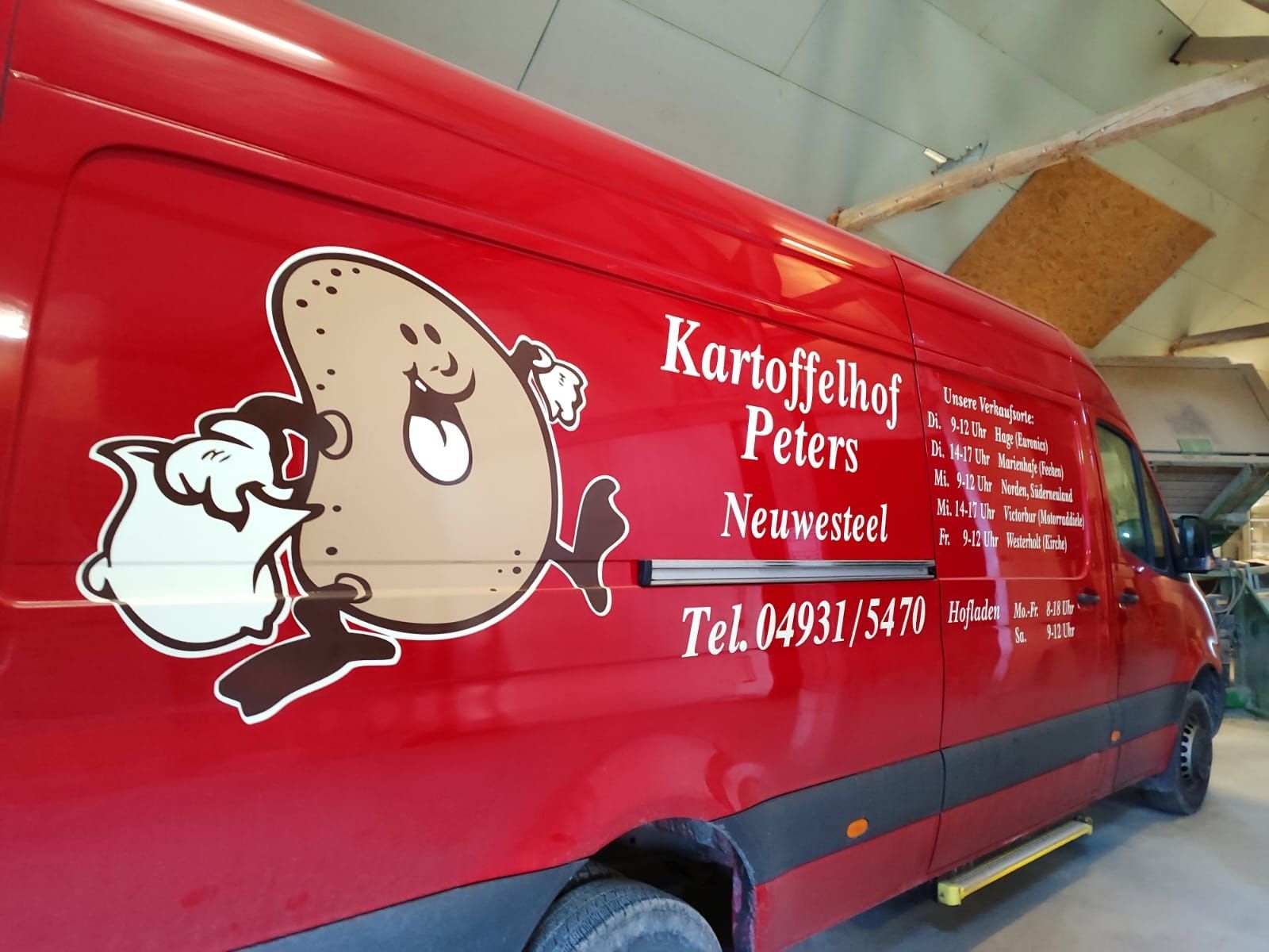 Ein roter Lieferwagen mit dem Bild einer Kartoffel darauf