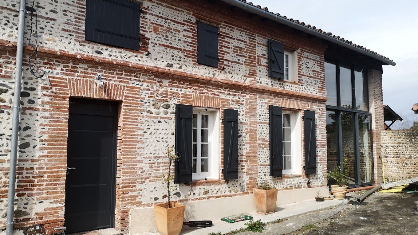 Maison en pierre avec des menuiseries neuves