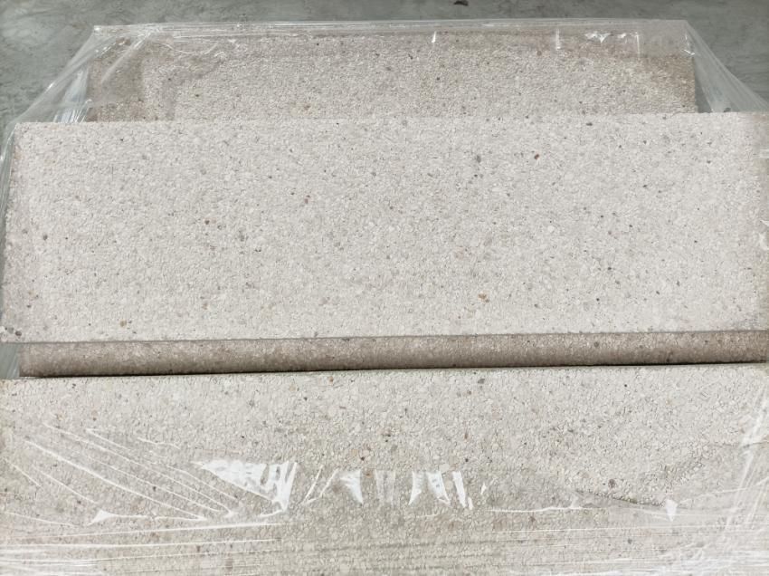 Tres ladrillos rectangulares de color beige envueltos en plástico.