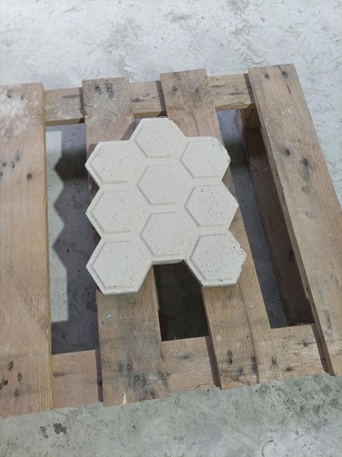 Pavimentos hexagonales de color gris claro sobre un palet de madera.