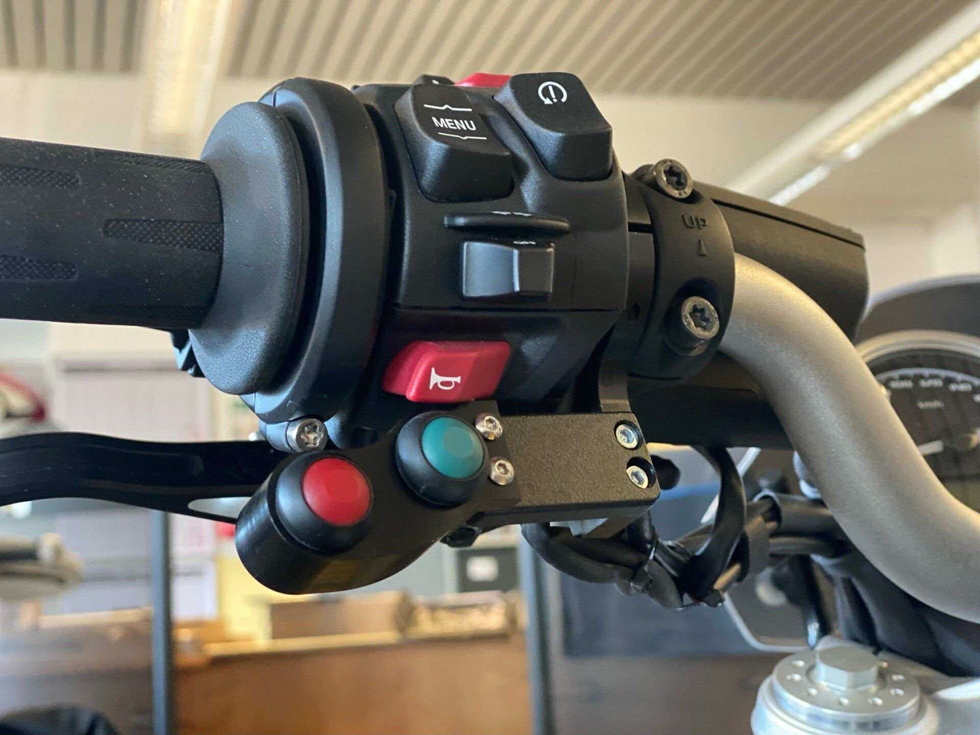 Költgen GmbH – Schaltungsbetätigung per Knopfdruck am Lenker