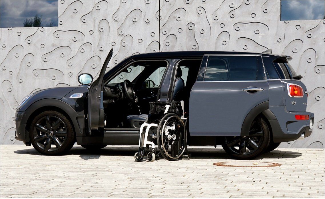 Költgen GmbH – für eine Person im Rollstuhl umgebautes Fahrzeug
