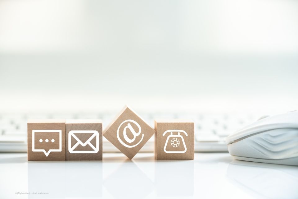 Würfel mit Kontakt-Icons