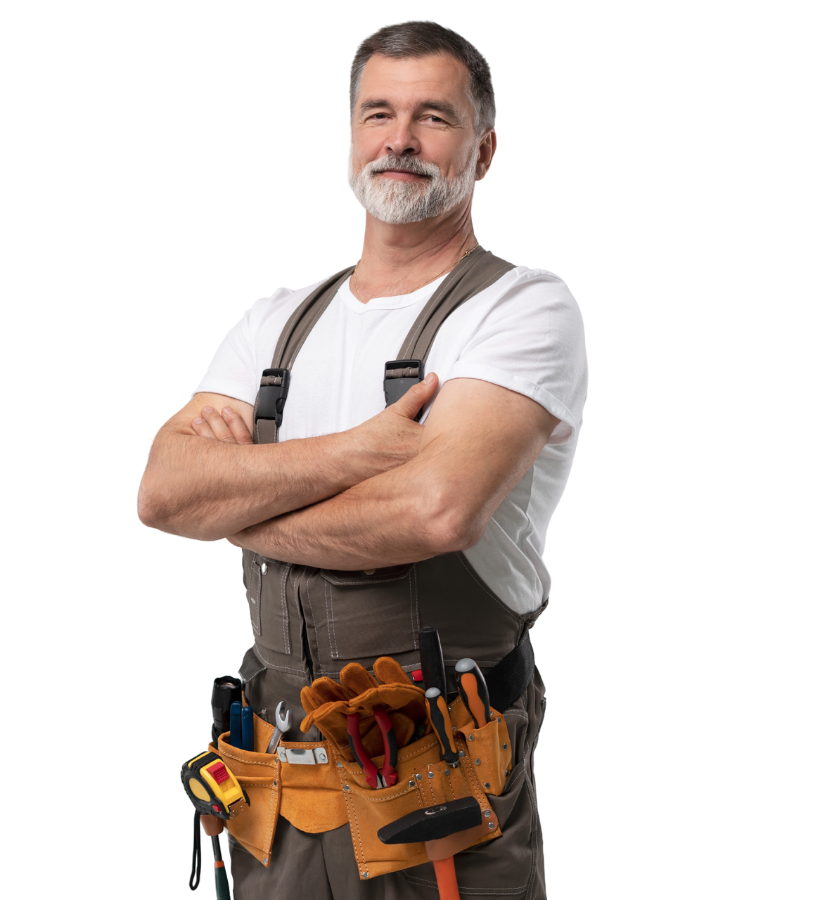 Un homme à tout faire souriant, portant une ceinture à outils, les bras croisés et un t-shirt blanc, sur fond blanc.