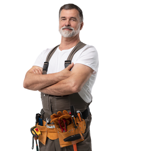 Un homme à tout faire souriant, portant une ceinture à outils, les bras croisés et un t-shirt blanc, sur fond blanc.