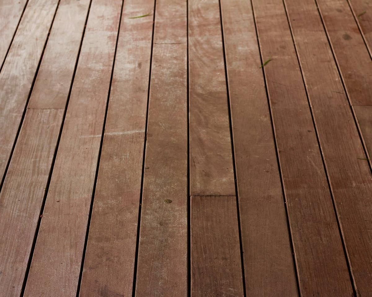 Ein Holzboden mit ein paar Linien darauf