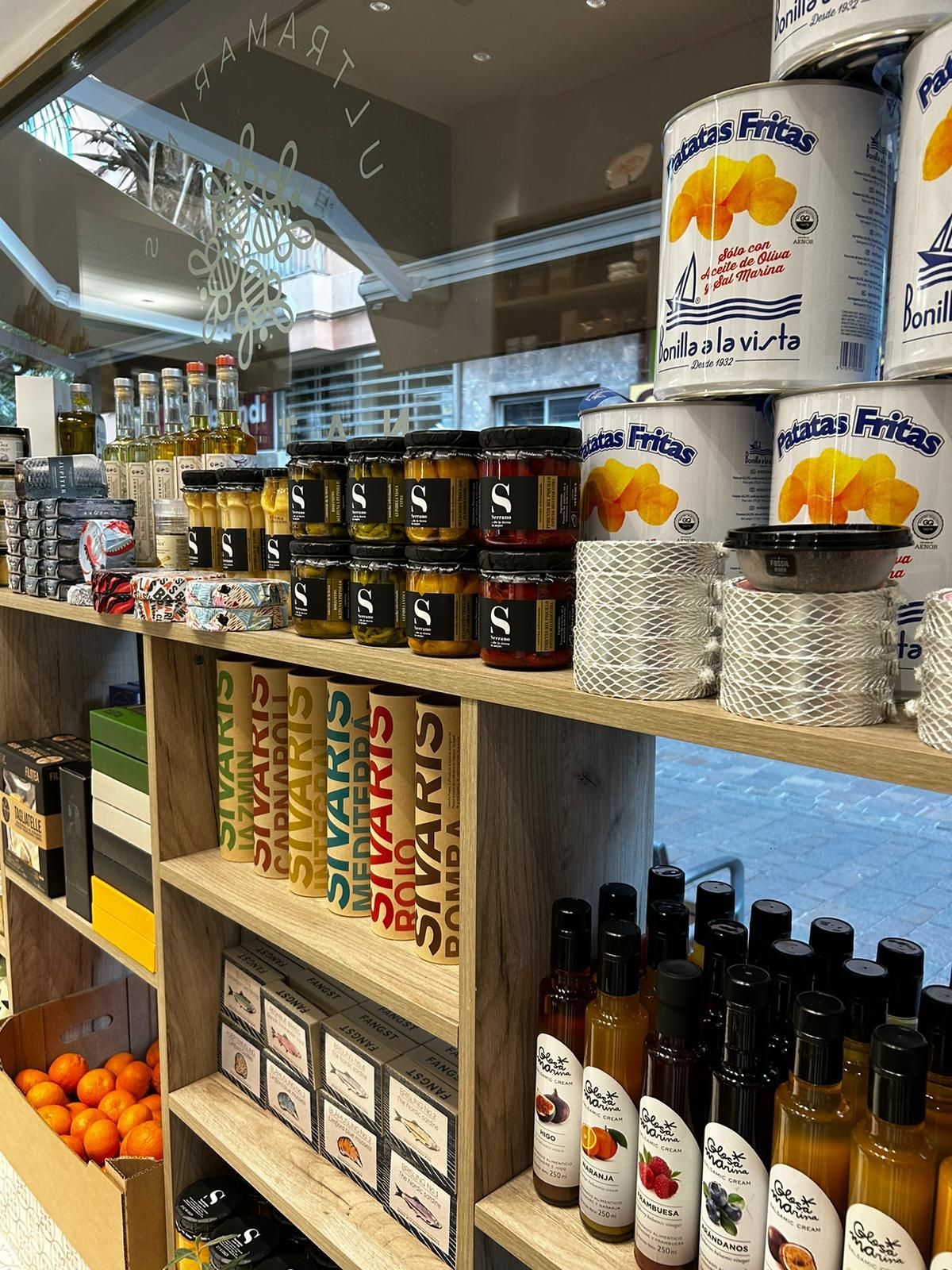 Un estante de una tienda lleno de comida y botellas.