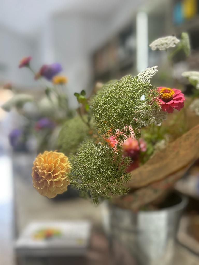 Un primer plano de un ramo de flores en un jarrón sobre una mesa.