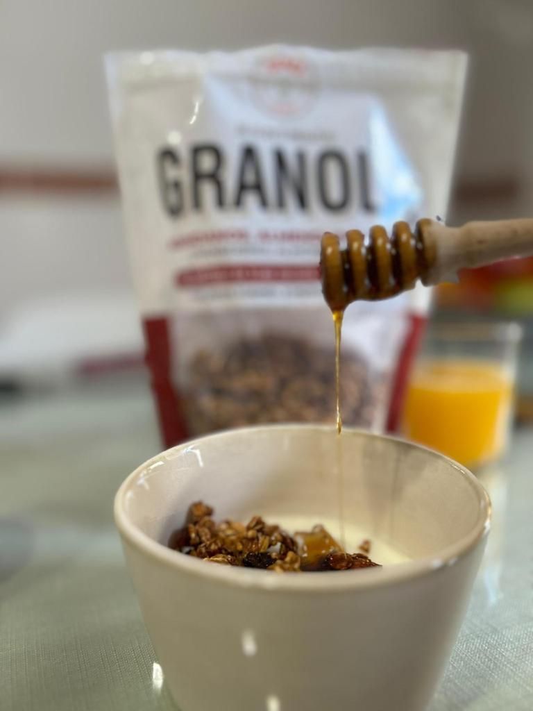 Un tazón de granola con miel vertida en él.
