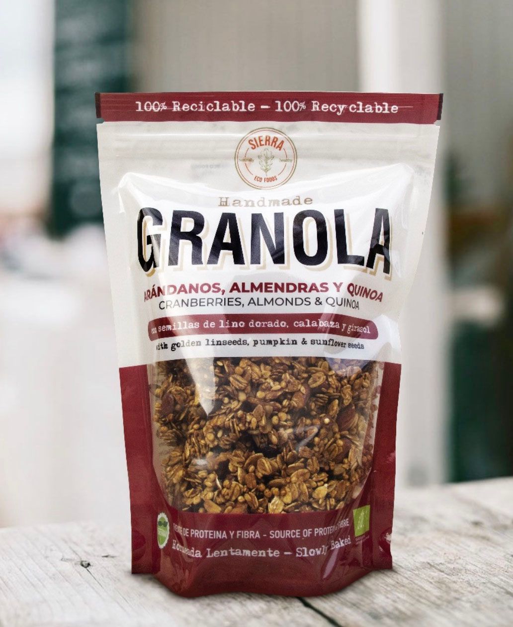 Una bolsa de granola está sobre una mesa de madera.