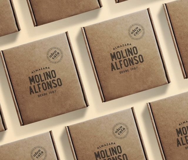 Varias cajas de Molino Alfonso están sobre una mesa.