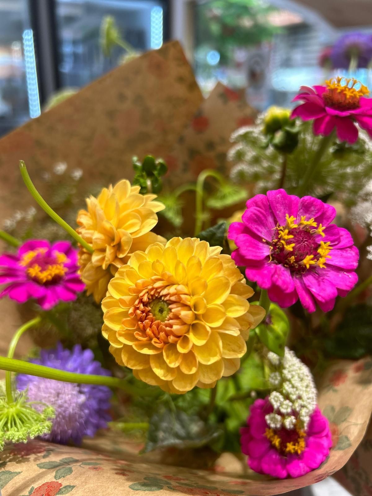 Un primer plano de un ramo de flores sobre una mesa.
